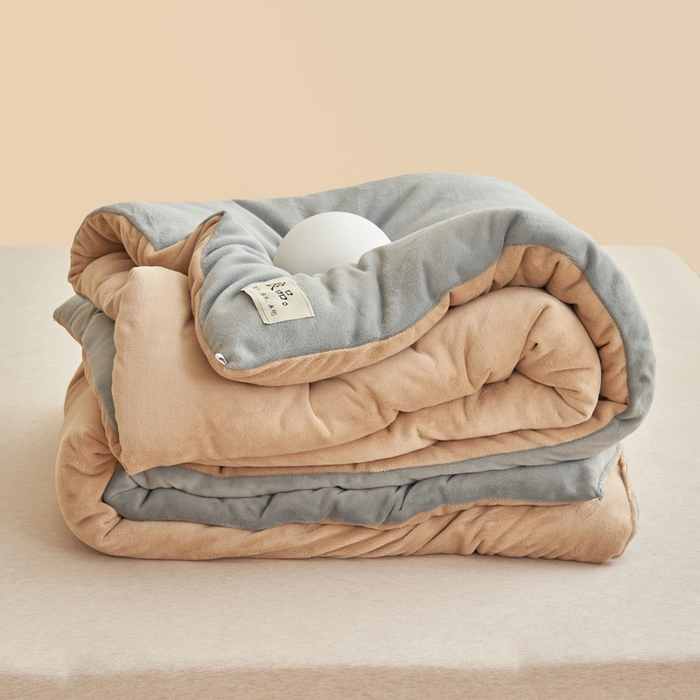 91家纺网 家纺一手货源 找家纺 2024新款双面牛奶绒德绒拼色冬被四件套 德绒拼色-浅灰