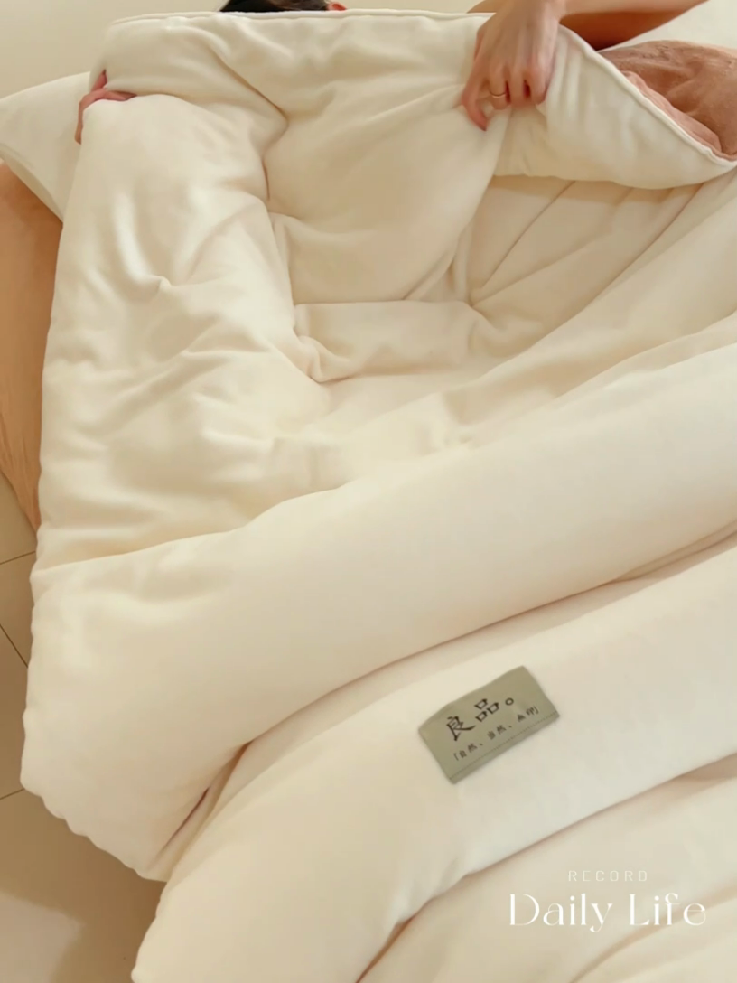 91家纺网 家纺一手货源 找家纺 2024新款双面牛奶绒德绒拼色冬被四件套 德绒拼色-椰白