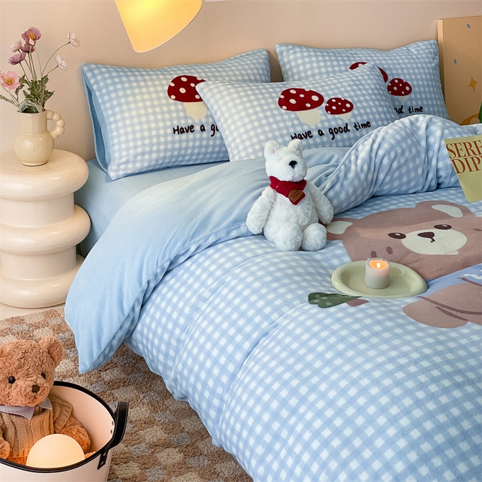 91家纺网 家纺一手货源 找家纺 星座家纺 2025新款大版卡通牛奶绒四件套 蓝格小熊