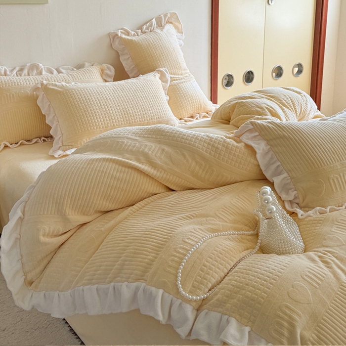 91家纺网 家纺一手货源 找家纺 2024新款法式公主风加厚牛奶绒立体雕花绒四件套 爱心min黄