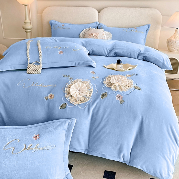 91家纺网 家纺一手货源 找家纺 孟鑫家纺 2025新款加厚牛奶绒手工花绣花四件套莱茵花园系列 莱茵花园-天蓝