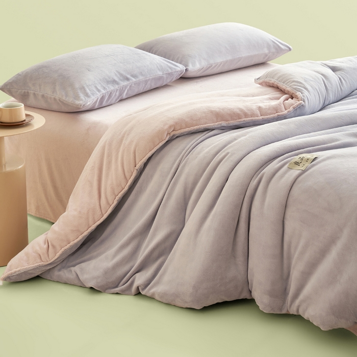 91家纺网 家纺一手货源 找家纺 2024新款双面牛奶绒德绒拼色冬被四件套 德绒拼色-浅紫