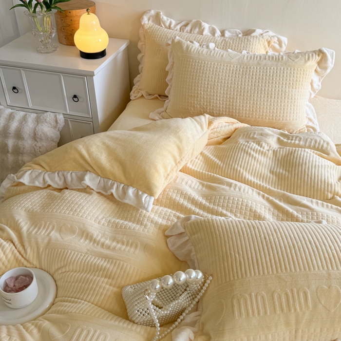 91家纺网 家纺一手货源 找家纺 2024新款法式公主风加厚牛奶绒立体雕花绒四件套 爱心min黄