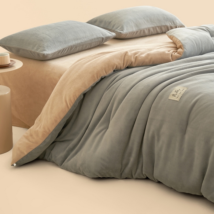 91家纺网 家纺一手货源 找家纺 2024新款双面牛奶绒德绒拼色冬被四件套 德绒拼色-浅灰