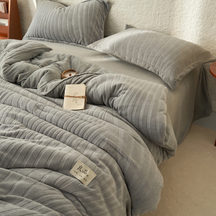 91家纺网 家纺一手货源 找家纺 2024新款牛奶绒牛奶绒雕花冬被四件套 曲线雕花-浅灰