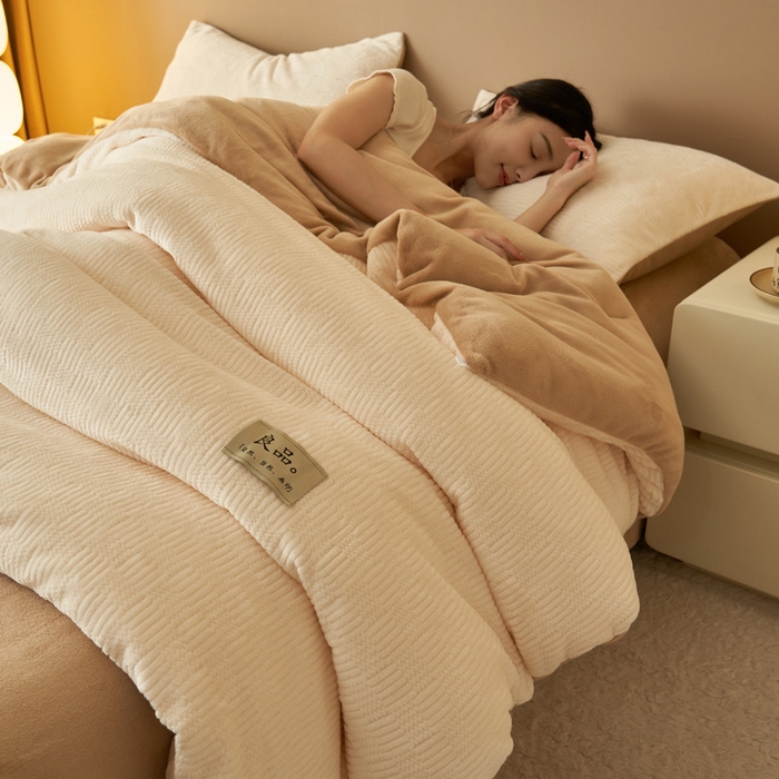 91家纺网 家纺一手货源 找家纺 2024新款牛奶绒提花围棋格冬被四件套 格子-白拼奶咖