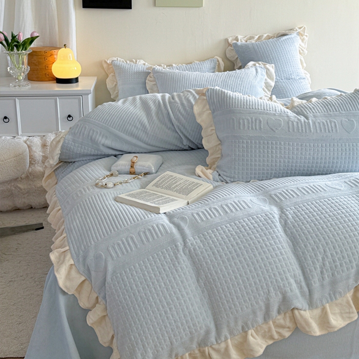 91家纺网 家纺一手货源 找家纺 2024新款法式公主风加厚牛奶绒立体雕花绒四件套 爱心min蓝