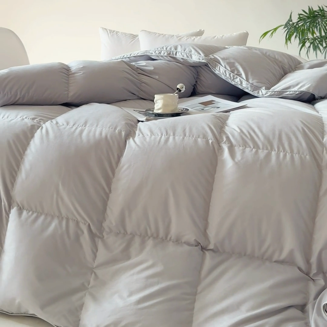 91家纺网 家纺一手货源 找家纺 华盛羽绒被 2024新款立体金边鹅绒被糯感羽绒冬被可定制烫画 灰色立体边款