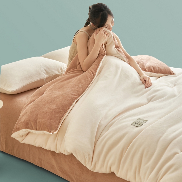 91家纺网 家纺一手货源 找家纺 2024新款双面牛奶绒德绒拼色冬被四件套 德绒拼色-椰白