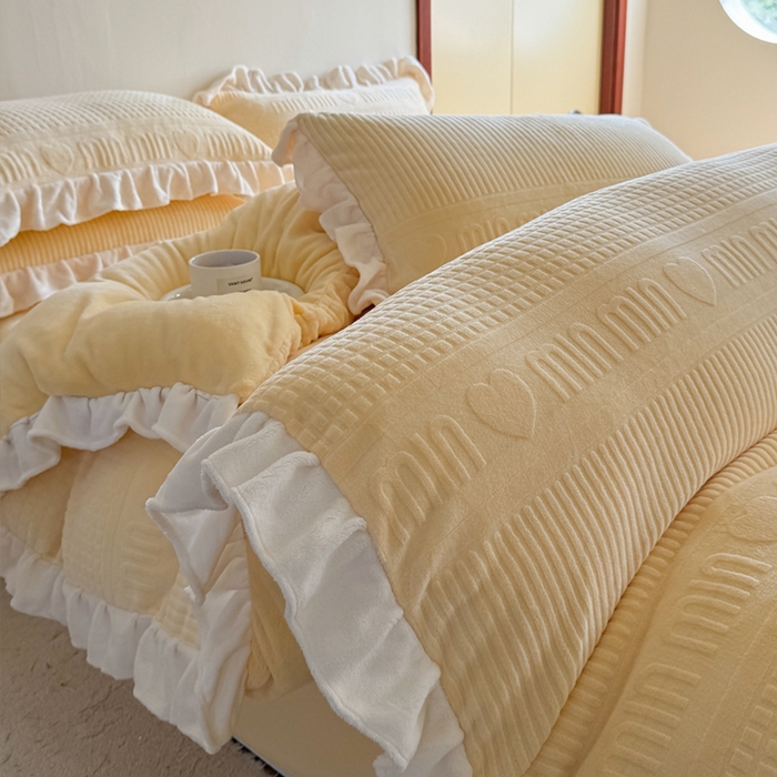 91家纺网 家纺一手货源 找家纺 2024新款法式公主风加厚牛奶绒立体雕花绒四件套 爱心min黄