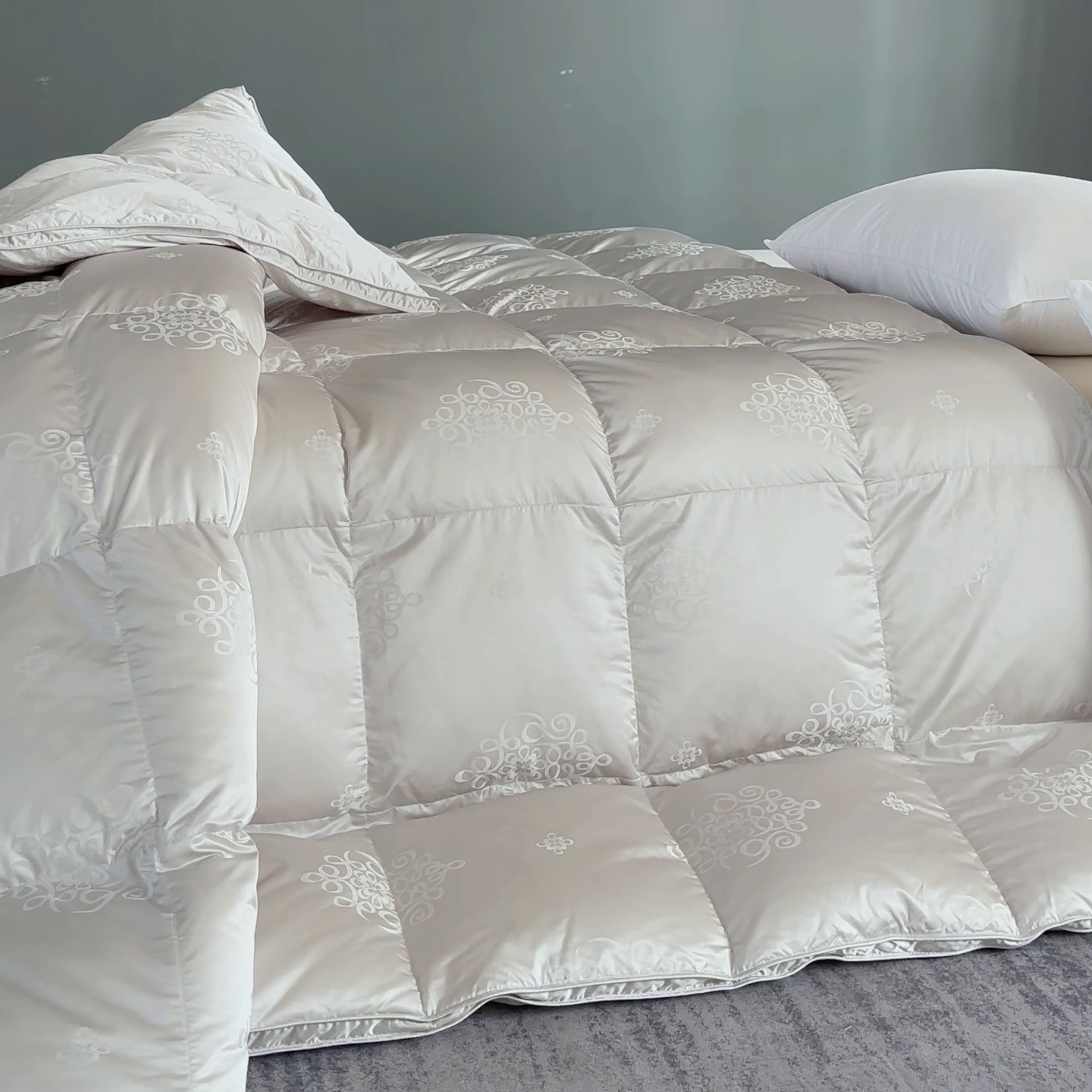 91家纺网 家纺一手货源 找家纺 华盛羽绒被壳 2024新款高精密真丝提花羽绒被婚庆款鹅绒被高端大气羽绒被 灰色