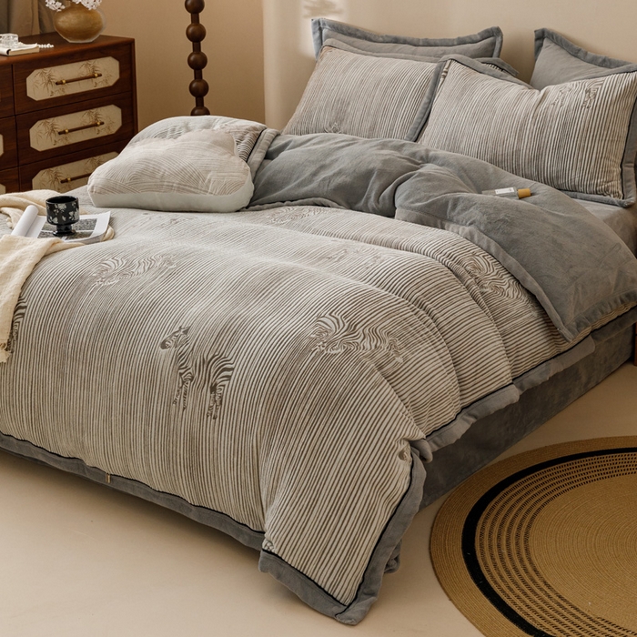 91家纺网 家纺一手货源 找家纺 2024新款牛奶绒染色雕花可拆洗冬被被子被芯 条纹斑马