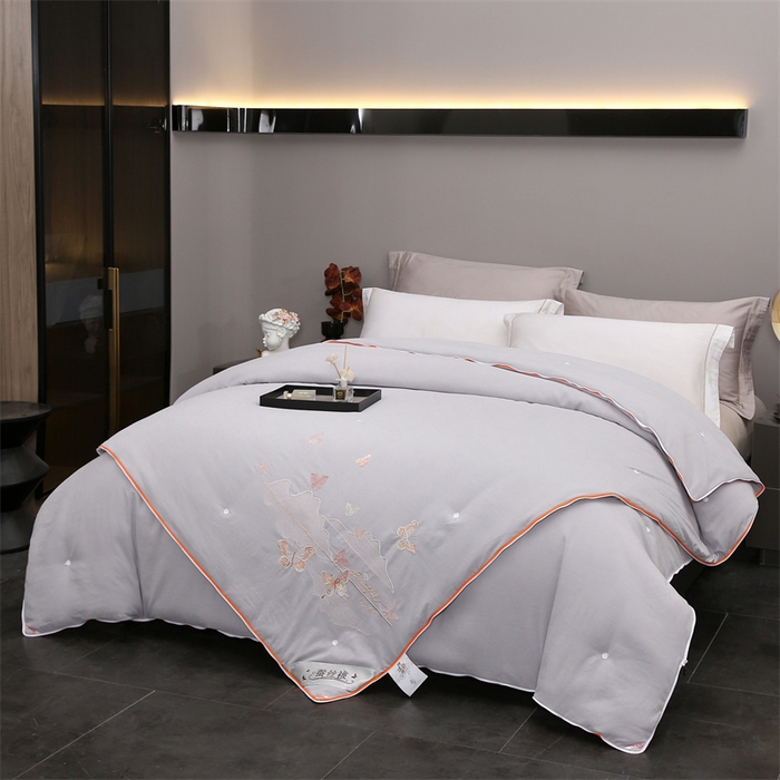91家纺网 家纺一手货源 找家纺 恒鑫 2025新款全棉绣花桑蚕丝冬被春秋被拉链二合一子母被 夏云灰