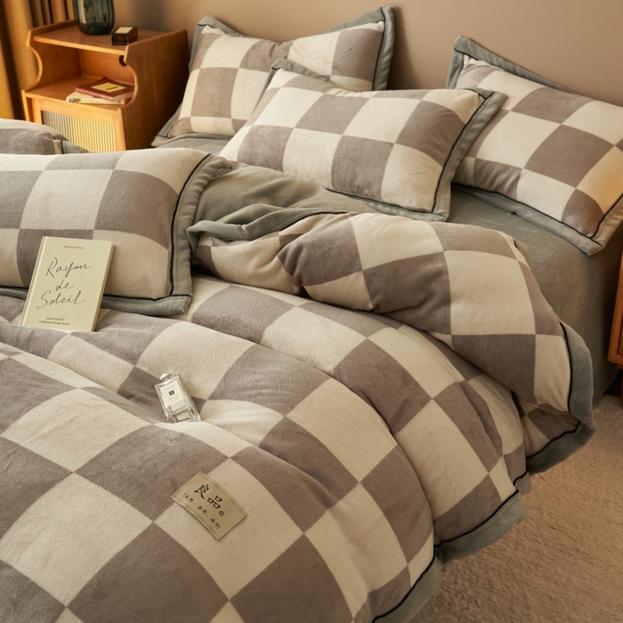 91家纺网 家纺一手货源 找家纺 2024新款无印风牛奶绒宽边可拆洗冬被被子被芯 无印风可拆洗冬被-灰白格