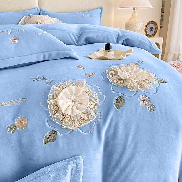 91家纺网 家纺一手货源 找家纺 孟鑫家纺 2025新款加厚牛奶绒手工花绣花四件套莱茵花园系列 莱茵花园-天蓝