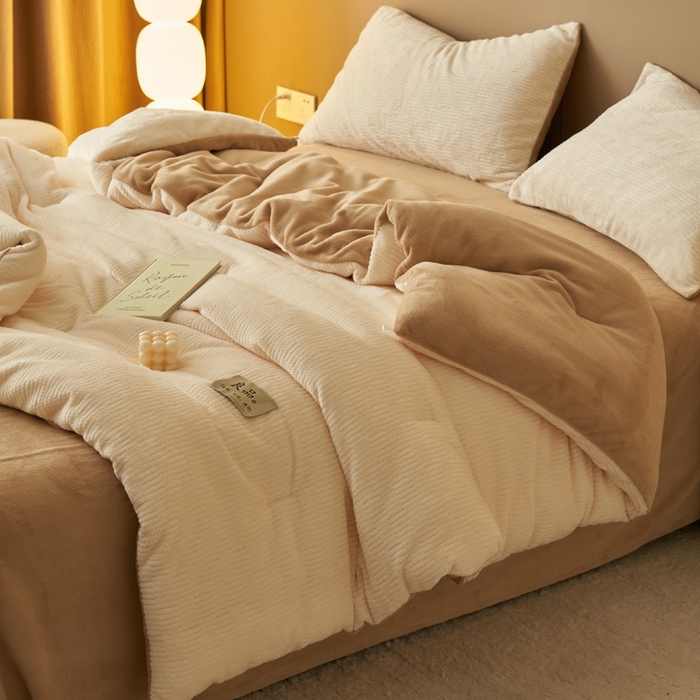 91家纺网 家纺一手货源 找家纺 2024新款牛奶绒提花围棋格冬被四件套 格子-白拼奶咖