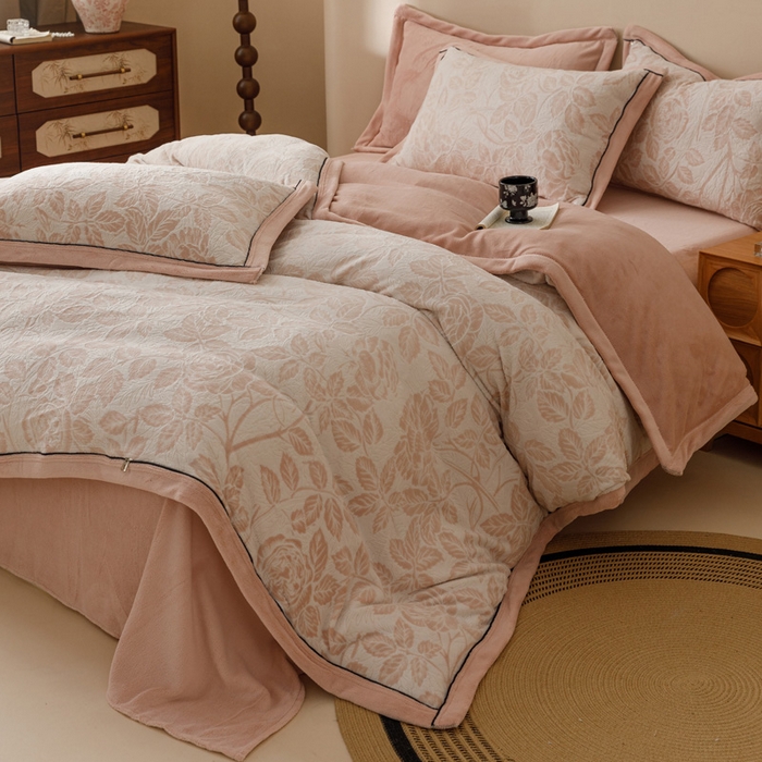 91家纺网 家纺一手货源 找家纺 2024新款牛奶绒染色雕花可拆洗冬被被子被芯 爱意浓浓