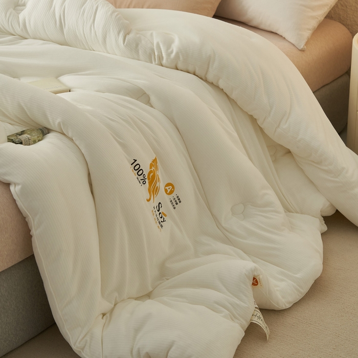 91家纺网 家纺一手货源 找家纺 2024新款b类针织简约条纹大豆冬被被子被芯 针织条纹-米白