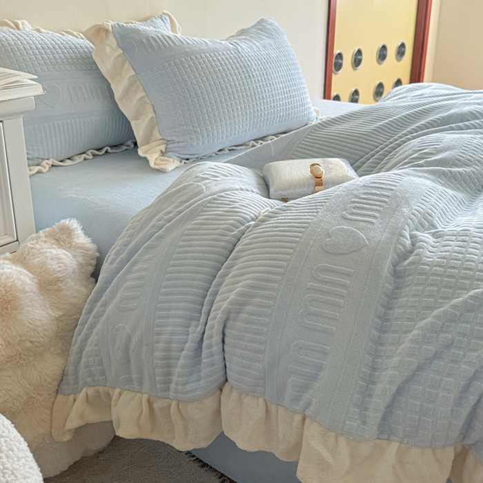 91家纺网 家纺一手货源 找家纺 2024新款法式公主风加厚牛奶绒立体雕花绒四件套 爱心min蓝