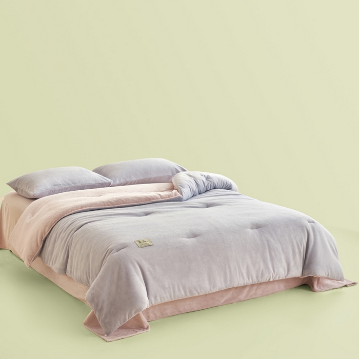 91家纺网 家纺一手货源 找家纺 2024新款双面牛奶绒德绒拼色冬被四件套 德绒拼色-浅紫