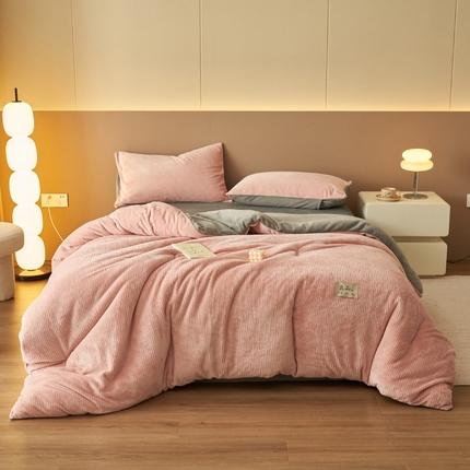 2024新款牛奶绒提花围棋格冬被四件套 格子-粉拼灰