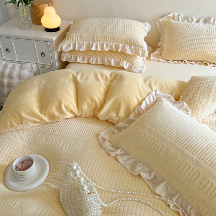 91家纺网 家纺一手货源 找家纺 2024新款法式公主风加厚牛奶绒立体雕花绒四件套 爱心min黄