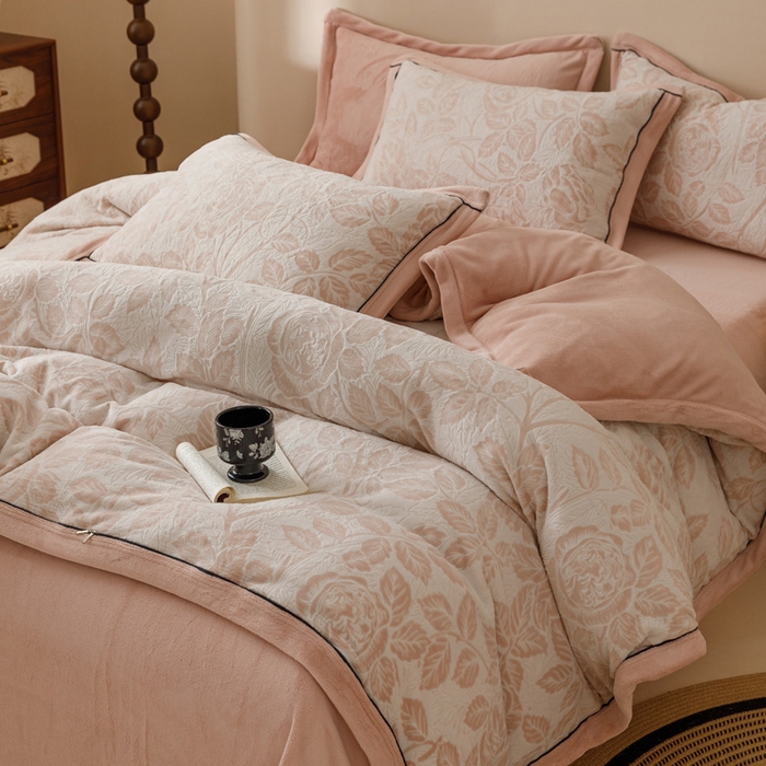 91家纺网 家纺一手货源 找家纺 2024新款牛奶绒染色雕花可拆洗冬被被子被芯 爱意浓浓