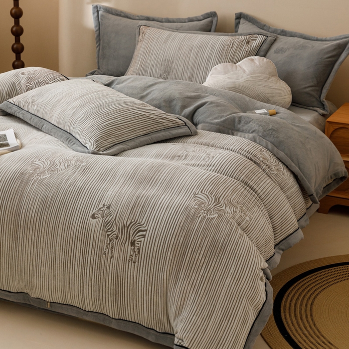 91家纺网 家纺一手货源 找家纺 2024新款牛奶绒染色雕花可拆洗冬被被子被芯 条纹斑马