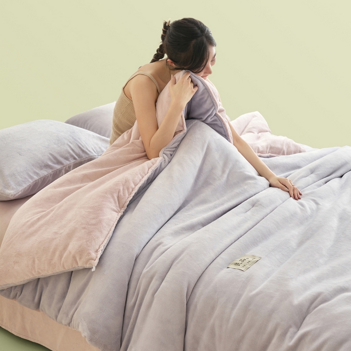 91家纺网 家纺一手货源 找家纺 2024新款双面牛奶绒德绒拼色冬被四件套 德绒拼色-浅紫