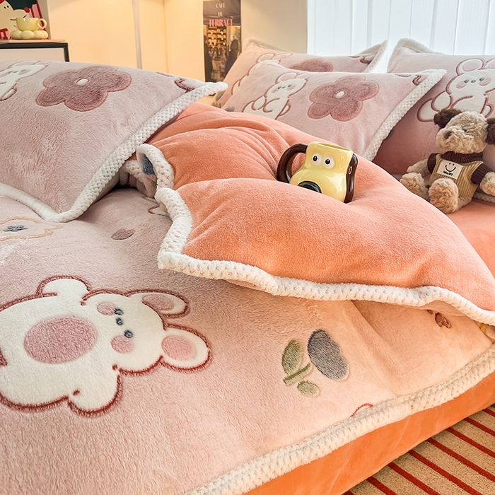 91家纺网 家纺一手货源 找家纺 倾慕家纺 2024新款加厚保暖6D立体雪花绒系列-四件套 活泼小兔