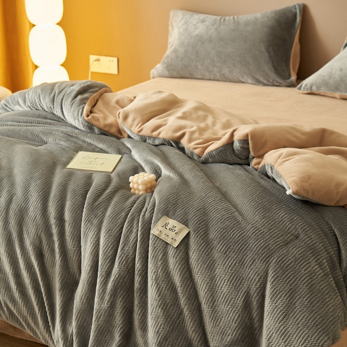 91家纺网 家纺一手货源 找家纺 2024新款牛奶绒提花围棋格冬被四件套 格子-灰拼奶咖