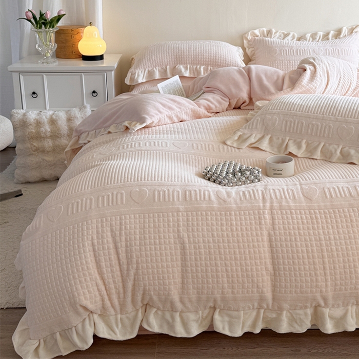 91家纺网 家纺一手货源 找家纺 2024新款法式公主风加厚牛奶绒立体雕花绒四件套 爱心min粉