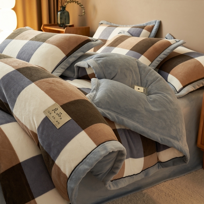 91家纺网 家纺一手货源 找家纺 2024新款无印风牛奶绒宽边可拆洗冬被被子被芯 无印风可拆洗冬被-大绿格