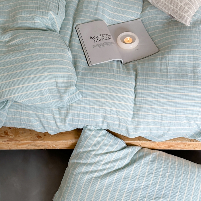 91家纺网 家纺一手货源 找家纺 玛奇朵 2024新品简约色织中古细条纹双层皱皱纱-时尚印迹 时尚印迹-浅蓝