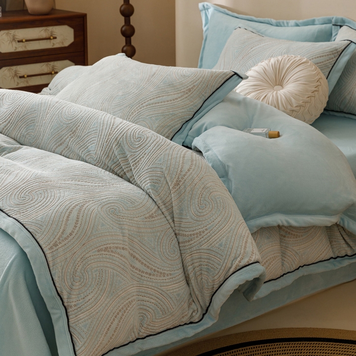 91家纺网 家纺一手货源 找家纺 2024新款牛奶绒染色雕花可拆洗冬被被子被芯 意境云海