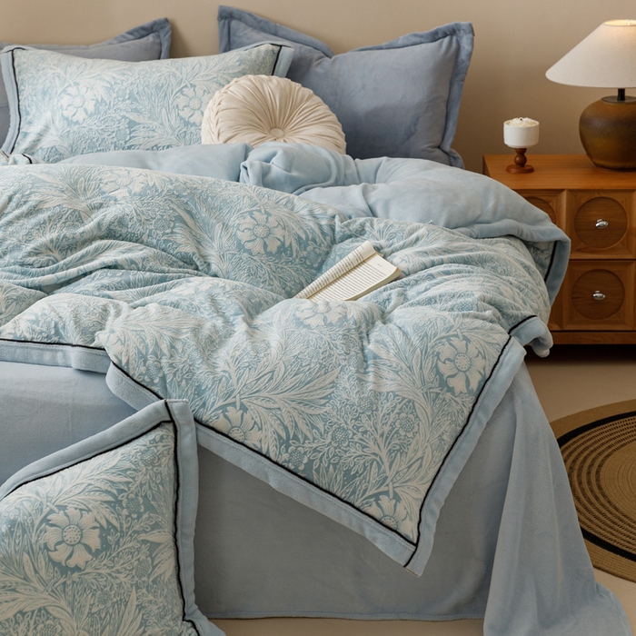 91家纺网 家纺一手货源 找家纺 2024新款牛奶绒染色雕花可拆洗冬被被子被芯 简爱