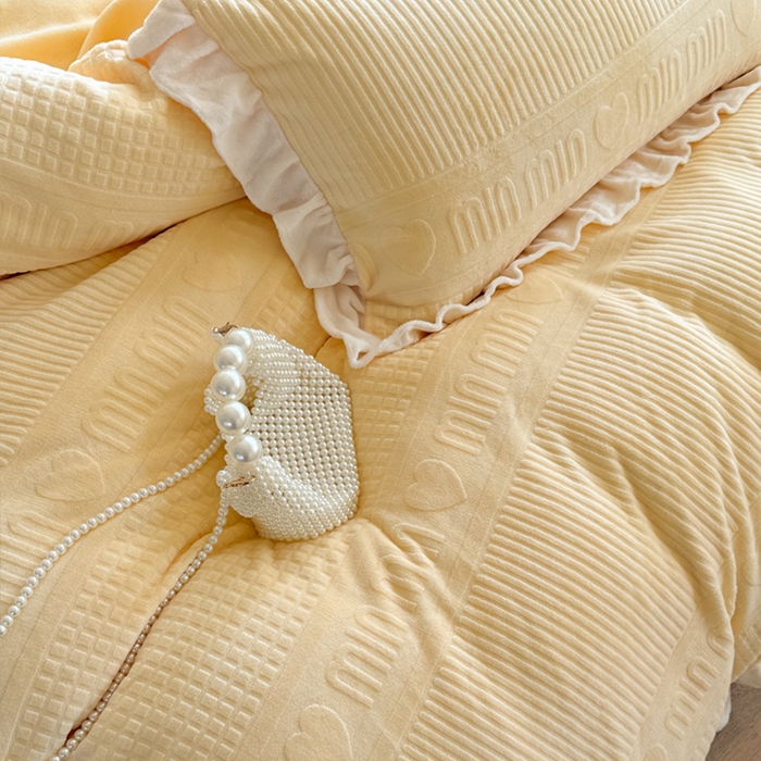 91家纺网 家纺一手货源 找家纺 2024新款法式公主风加厚牛奶绒立体雕花绒四件套 爱心min黄