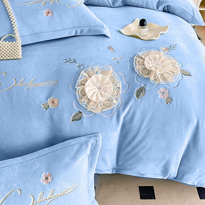 91家纺网 家纺一手货源 找家纺 孟鑫家纺 2025新款加厚牛奶绒手工花绣花四件套莱茵花园系列 莱茵花园-天蓝