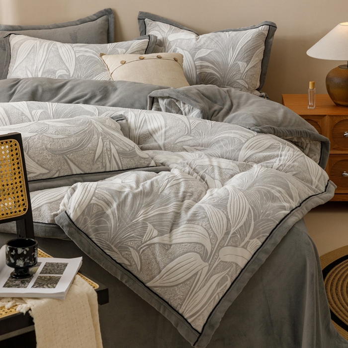 91家纺网 家纺一手货源 找家纺 2024新款牛奶绒染色雕花可拆洗冬被被子被芯 爱在春秋