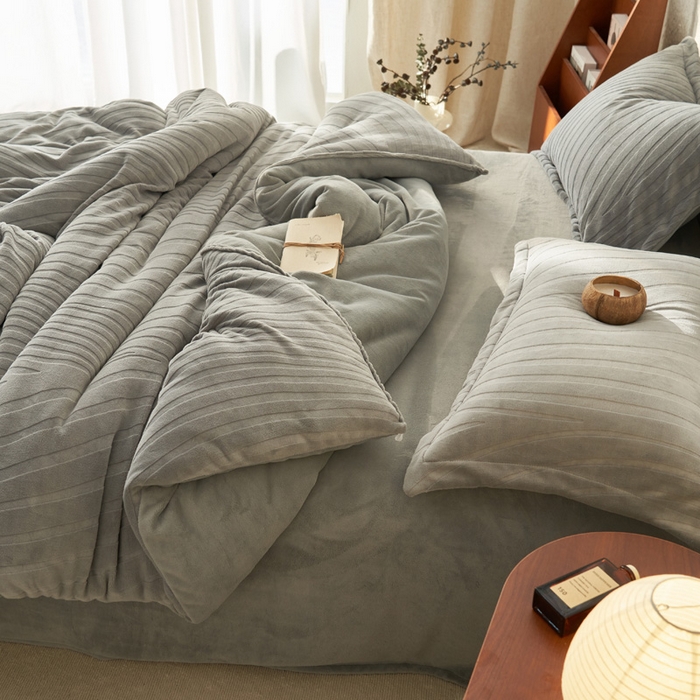 91家纺网 家纺一手货源 找家纺 2024新款牛奶绒牛奶绒雕花冬被四件套 曲线雕花-浅灰