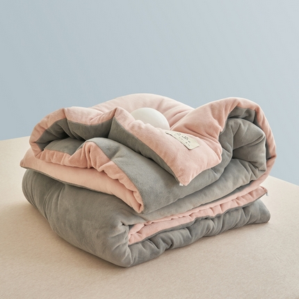 91家纺网 家纺一手货源 找家纺 2024新款双面牛奶绒德绒拼色冬被四件套 德绒拼色-豆沙