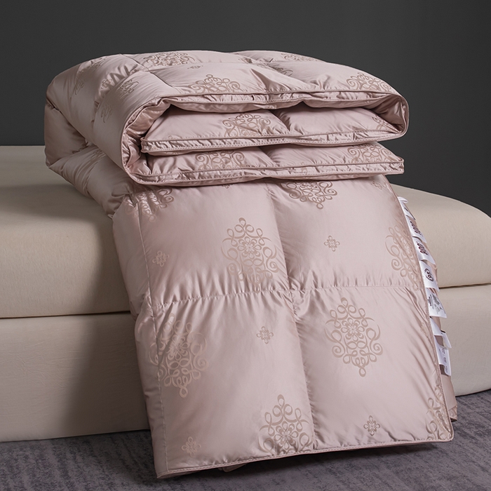 91家纺网 家纺一手货源 找家纺 华盛羽绒被壳 2024新款高精密真丝提花羽绒被婚庆款鹅绒被高端大气羽绒被 粉色