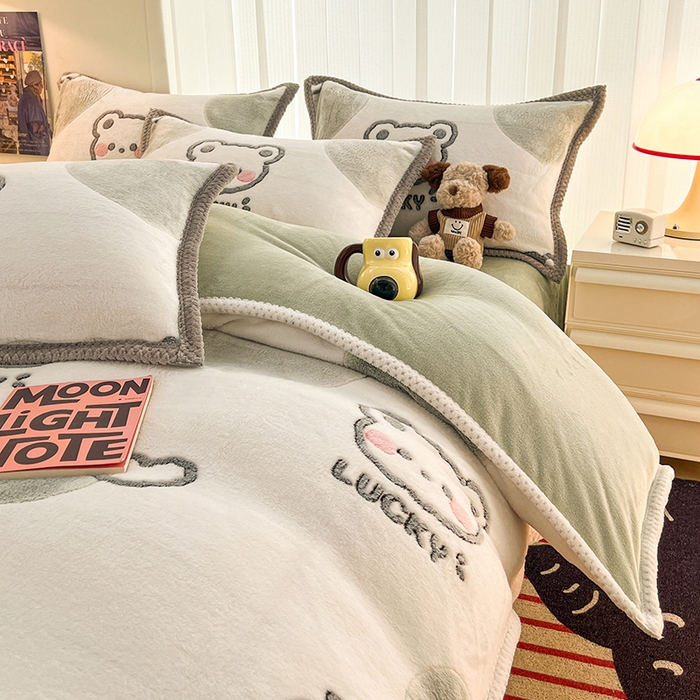 91家纺网 家纺一手货源 找家纺 倾慕家纺 2024新款加厚保暖6D立体雪花绒系列-单被套 奶茶小熊