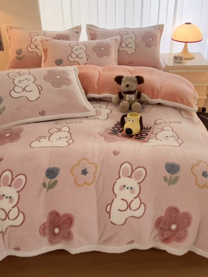 91家纺网 家纺一手货源 找家纺 倾慕家纺 2024新款加厚保暖6D立体雪花绒系列-四件套 活泼小兔