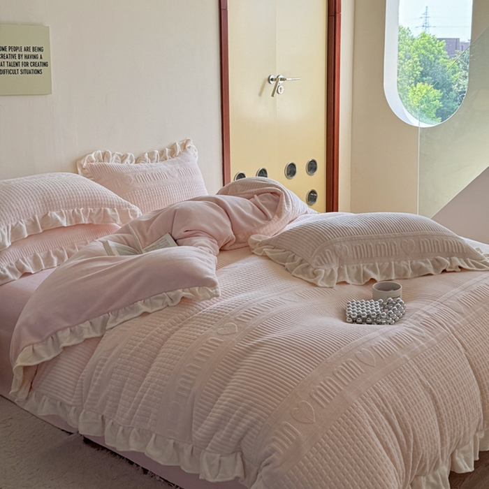 91家纺网 家纺一手货源 找家纺 2024新款法式公主风加厚牛奶绒立体雕花绒四件套 爱心min粉