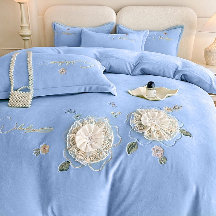 91家纺网 家纺一手货源 找家纺 孟鑫家纺 2025新款加厚牛奶绒手工花绣花四件套莱茵花园系列 莱茵花园-天蓝