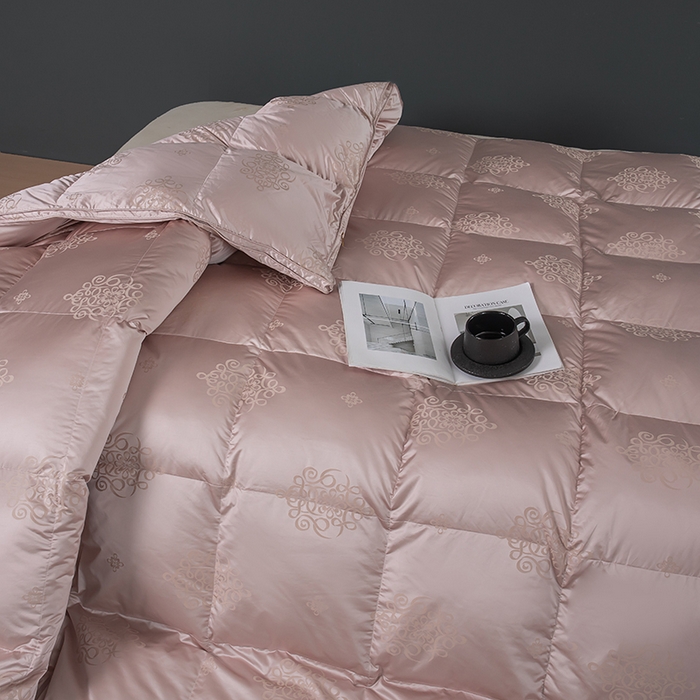 91家纺网 家纺一手货源 找家纺 华盛羽绒被壳 2024新款高精密真丝提花羽绒被婚庆款鹅绒被高端大气羽绒被 粉色