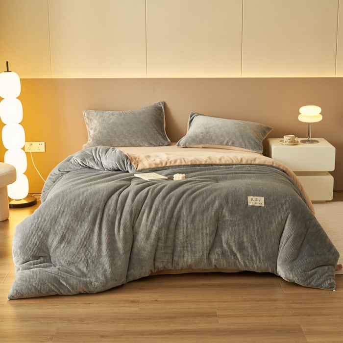 91家纺网 家纺一手货源 找家纺 2024新款牛奶绒提花围棋格冬被四件套 格子-灰拼奶咖