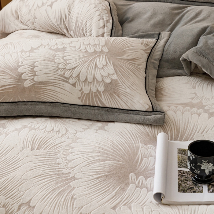 91家纺网 家纺一手货源 找家纺 2024新款牛奶绒染色雕花可拆洗冬被被子被芯 绽放