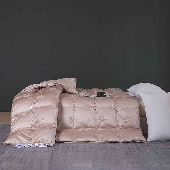 91家纺网 家纺一手货源 找家纺 华盛羽绒被壳 2024新款高精密真丝提花羽绒被婚庆款鹅绒被高端大气羽绒被 粉色